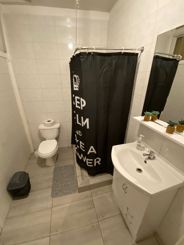 Deluxe Double or Twin Room, Refrigerator | Bathroom | Shower, towels, soap, toilet paper - Residencial Chañarcillo (Copiapó)