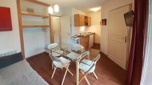 Unclassified image, 4 of 12, button - 180m from ski lifts, floor -2, balcony, tv, ski locker, 32m², Valfréjus (Valfréjus)
