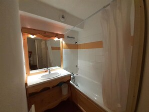 Bathroom - 180m from shops, floor -2, balcony, tv, ski locker, 32m², Valfréjus (Valfréjus)