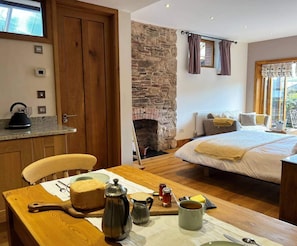 1 bedroom, WiFi (free), bed sheets - Old Chapel of Ermington - Converted Vestry (Ivybridge)