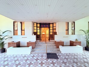 Property entrance - Hotel Garden  (Panvel)