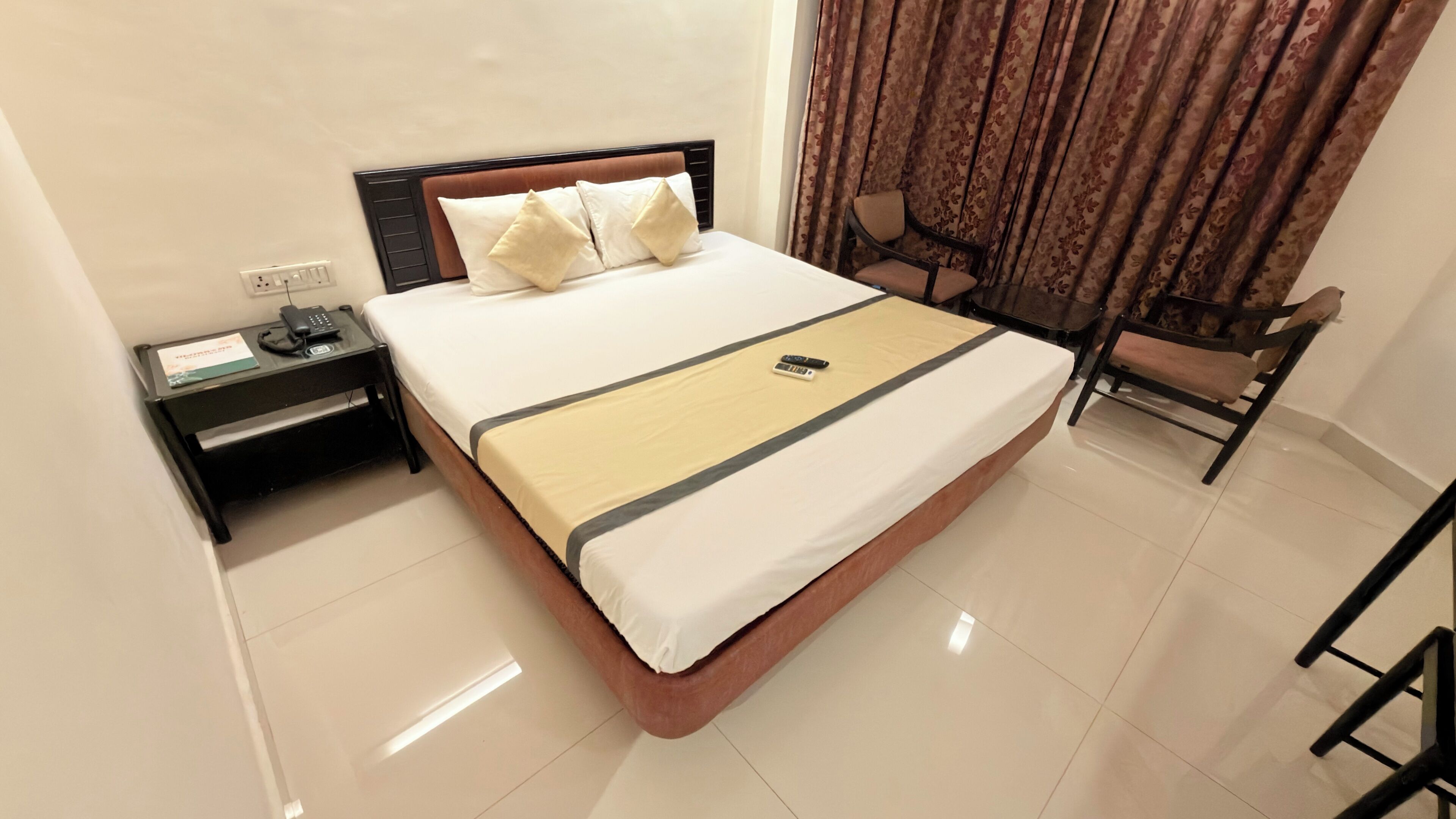 Deluxe Room, City View | Desk, laptop workspace, WiFi (free), individually furnished