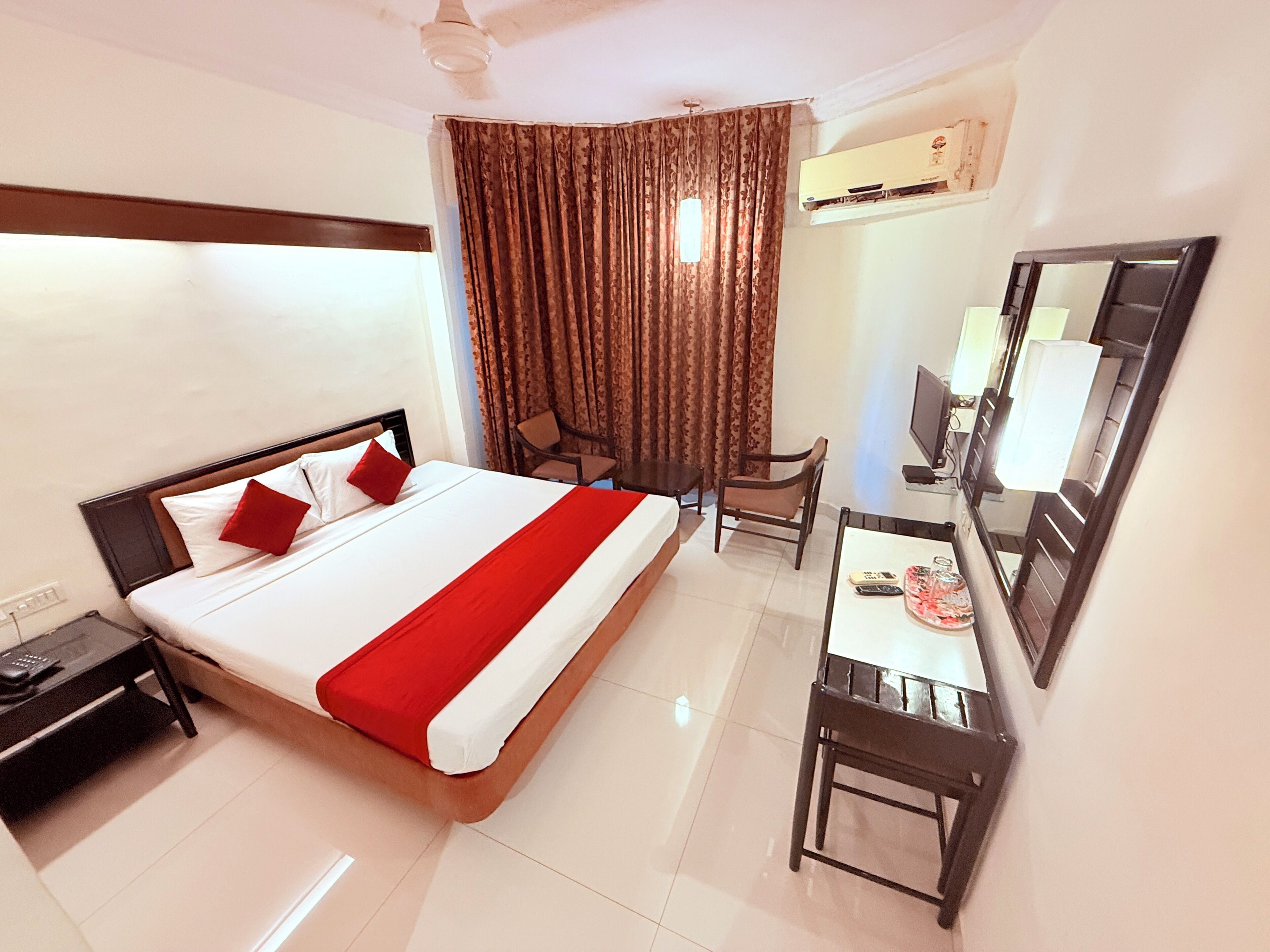 Individually furnished, desk, laptop workspace, free WiFi