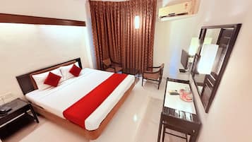 Individually furnished, desk, laptop workspace, free WiFi