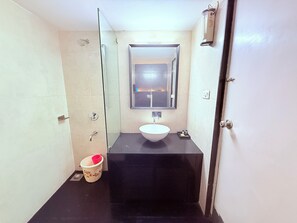Combined shower/bathtub, free toiletries, towels, soap - Hotel Garden  (Panvel)
