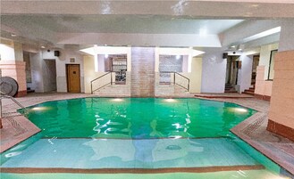 Swim-up bar