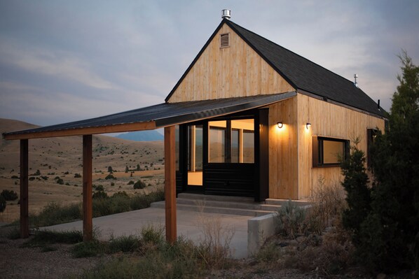 Exterior - Private New Tiny House with Gorgeous Mountain Views. Perfect for couples! (Livingston)