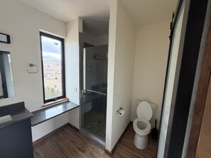 Shower, hair dryer, towels, soap - Private New Tiny House with Gorgeous Mountain Views. Perfect for couples! (Livingston)