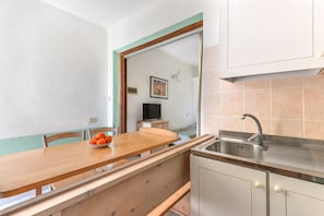 Basic Apartment | Private kitchen