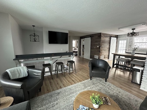 The 8's, farmhouse chic 4-bedroom w/ garage access in Grand Marais, pet friendly