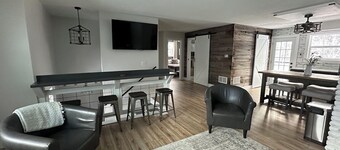 The 8's, farmhouse chic 4-bedroom w/ garage access in Grand Marais, pet friendly