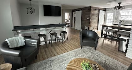 The 8's, farmhouse chic 4-bedroom w/ garage access in Grand Marais, pet friendly