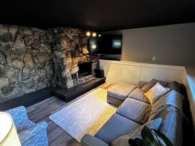 The 8's, farmhouse chic 4-bedroom w/ garage access in Grand Marais, pet friendly