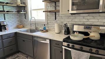 KylskÄp, mikrovÄgsugn, ugn och spishÀll