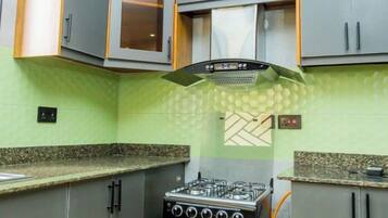 Klassiek appartement, balkon, uitzicht op heuvels | Privékeuken | Een koelkast, een magnetron, een oven, kookgerei, borden en bestek