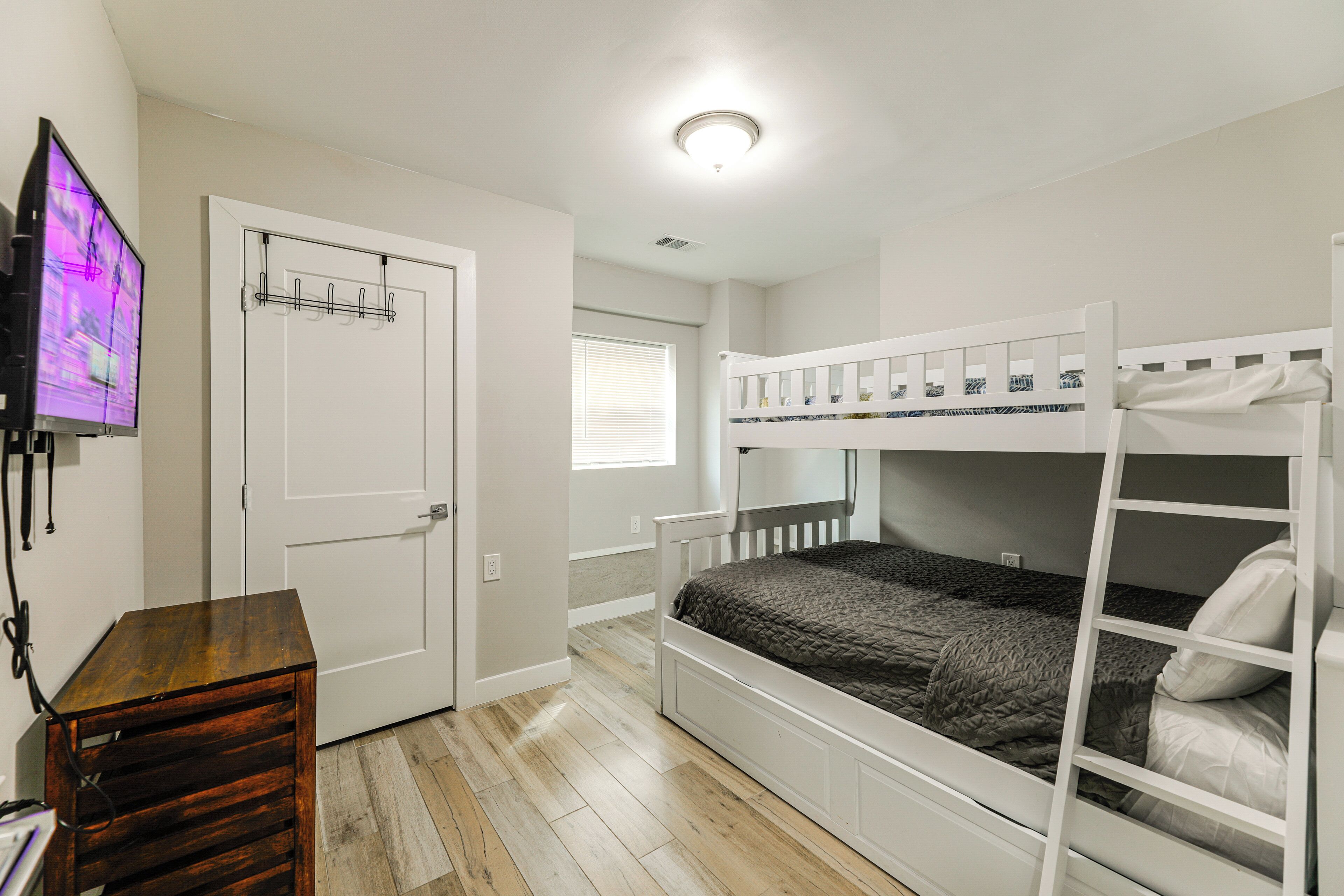 6 bedrooms, iron/ironing board, internet, bed sheets