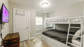 6 bedrooms, iron/ironing board, internet, bed sheets