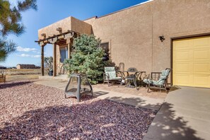 Outdoor dining - Mtn Views & Private Courtyard: Home in Pueblo West (Pueblo West)