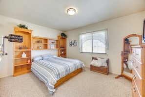 2 bedrooms, desk, iron/ironing board, travel cot - Mtn Views & Private Courtyard: Home in Pueblo West (Pueblo West)