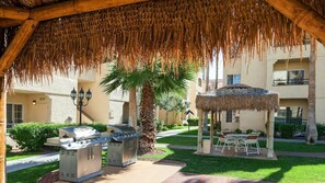 Outdoor dining - Desert Club Resort offers the best of both Vegas experiences. (Las Vegas)