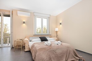 1 habitación, tabla de planchar con plancha y ropa de cama 