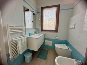 Doccia, asciugacapelli, bidet, asciugamani