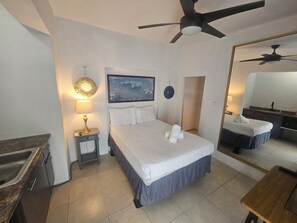 Basic Room | Free WiFi, bed sheets - OMERO Ocean Park  (San Juan)