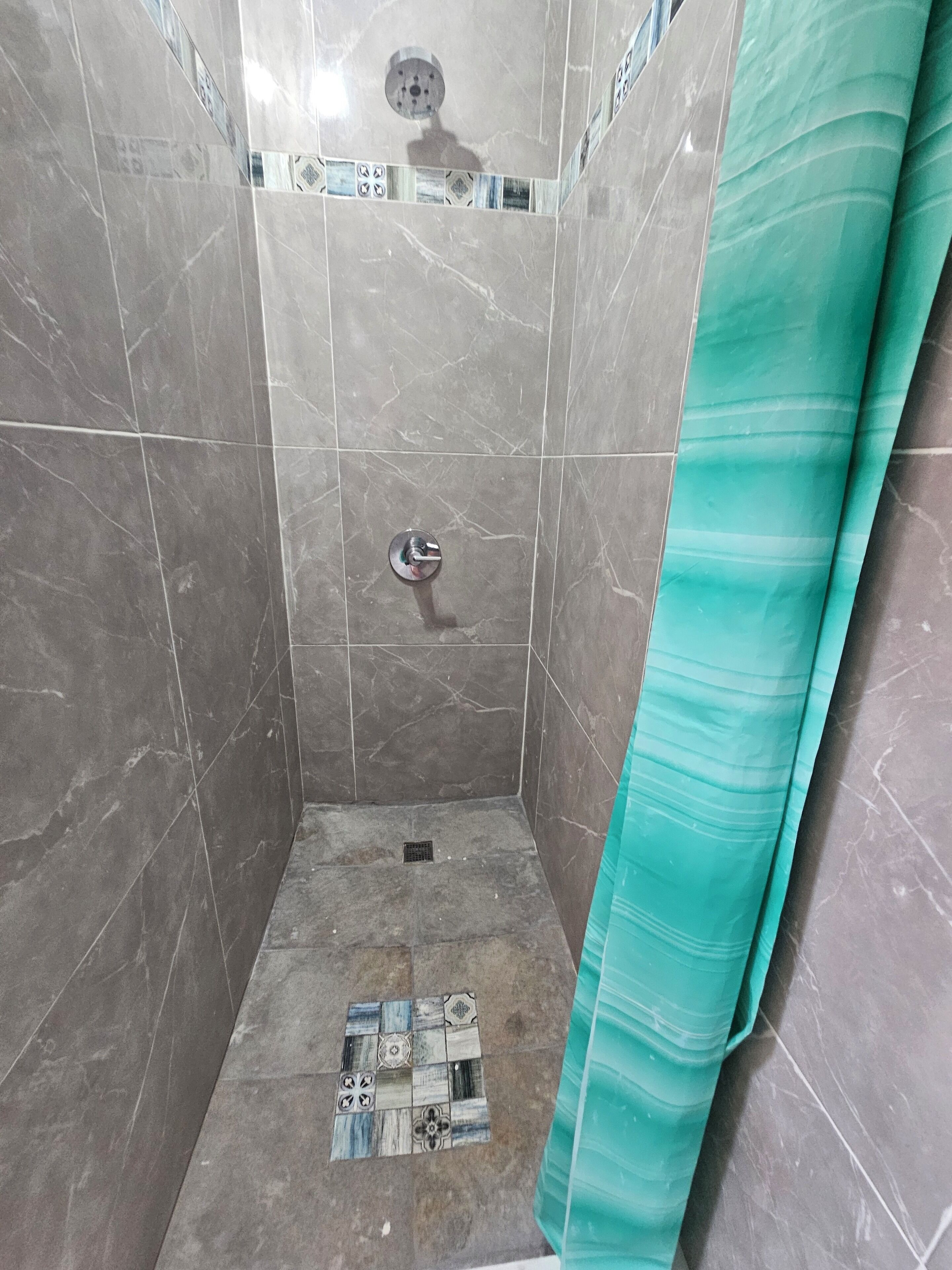Standard Triple Room | Bathroom | Shower, towels, soap, shampoo