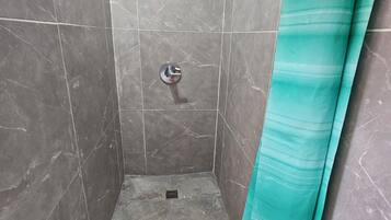 Standard Triple Room | Bathroom | Shower, towels, soap, shampoo