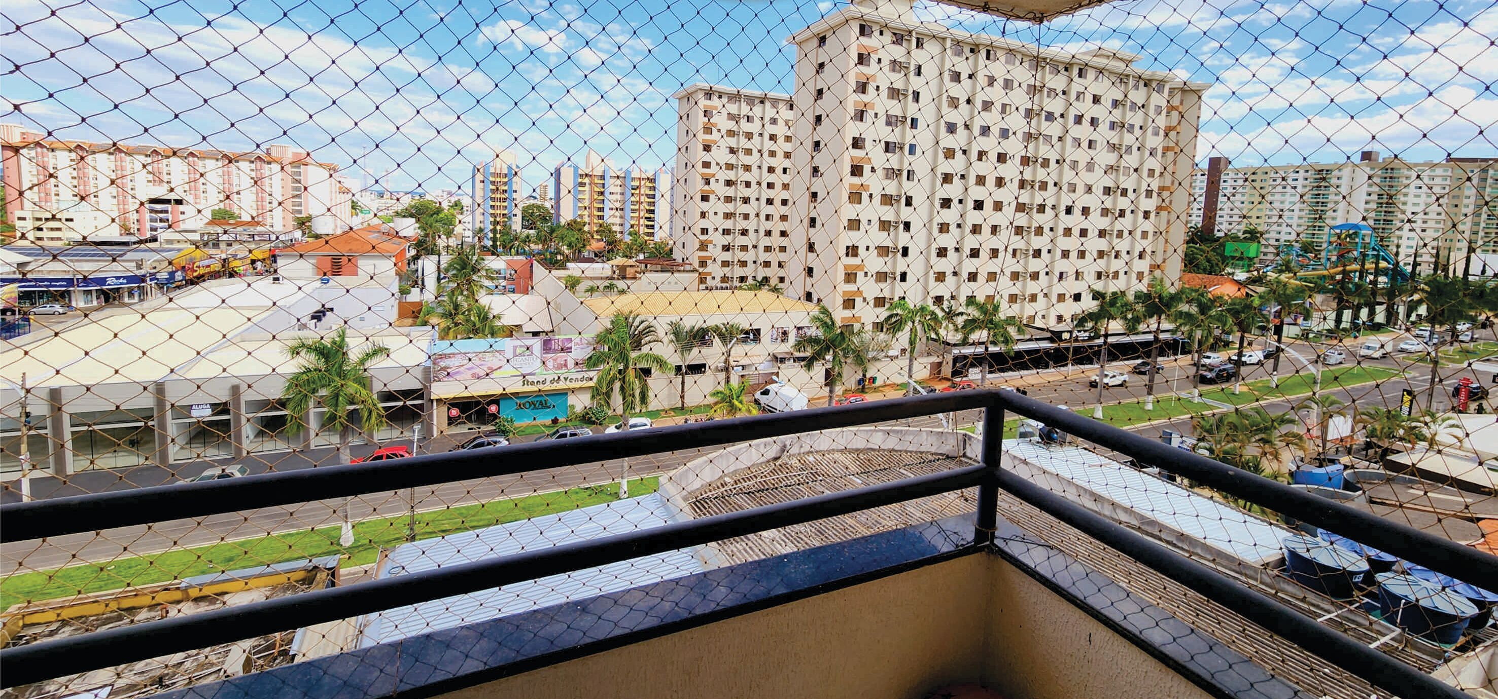 Familieleilighet, balkong, byutsikt | Utsikt fra balkong