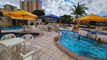 4 piscinas internas, funciona das 7h às 22h, guarda-sóis