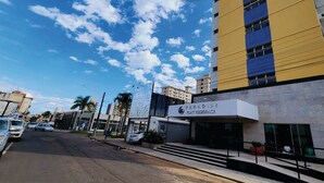 Um edifício de vários andares com uma placa que indica 'Paradise Plant Residence'.