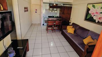 Apartamento família, sacada, vista para a cidade | Sala de estar