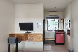 Twin Room | In-room safe, desk, free WiFi, bed sheets