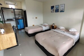 Triple Room | In-room safe, desk, free WiFi, bed sheets