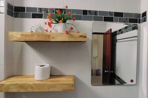 Triple Room | Bathroom | Shower, rainfall showerhead, free toiletries, hair dryer