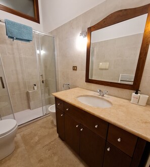 Shower, hair dryer, bidet, towels - An oasis of peace in the heart of Rome between the Aqueducts Park and the ancient Appian Way (Roma)