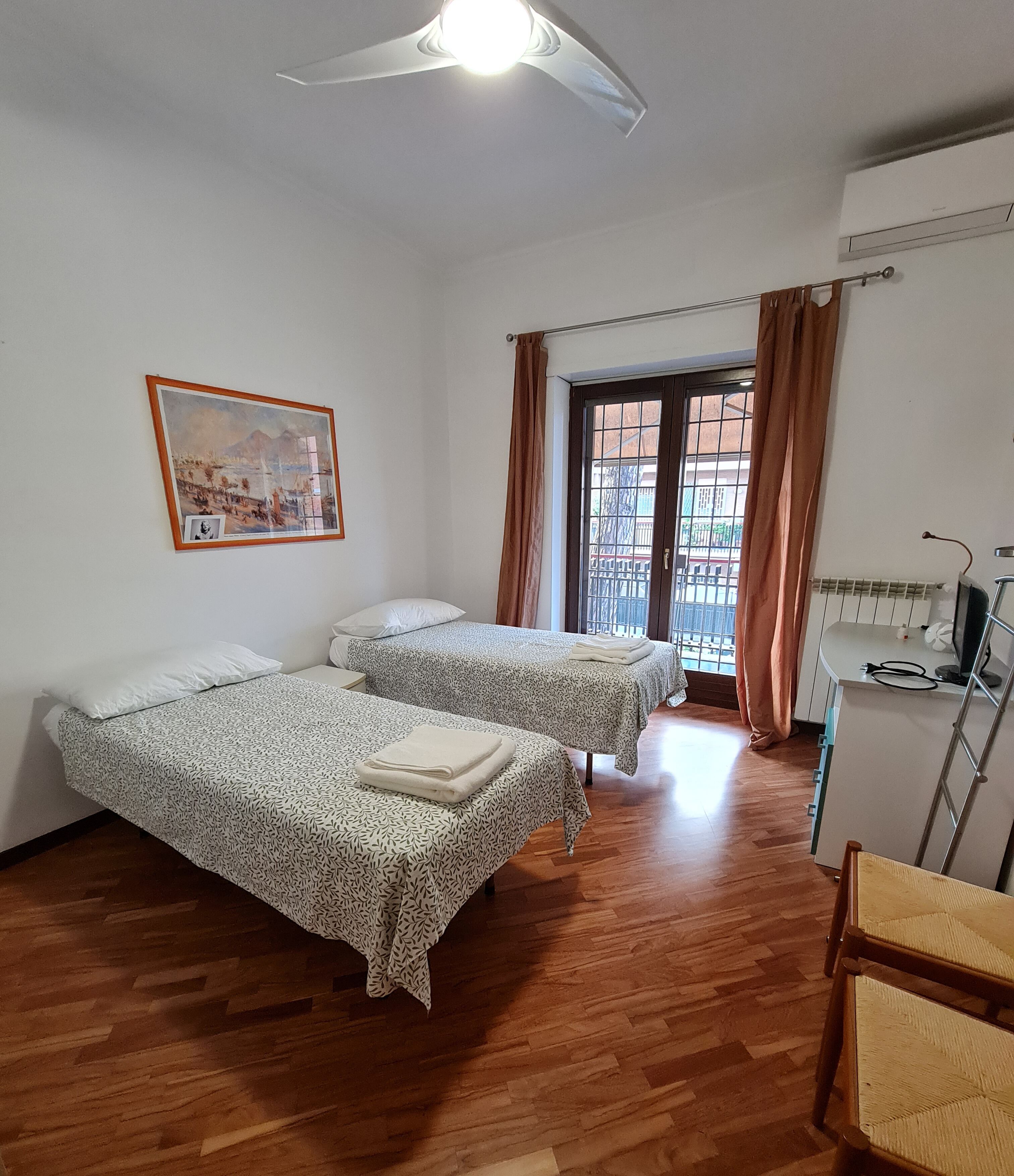 2 Schlafzimmer, Schreibtisch, Bügeleisen/Bügelbrett, Reisekinderbett