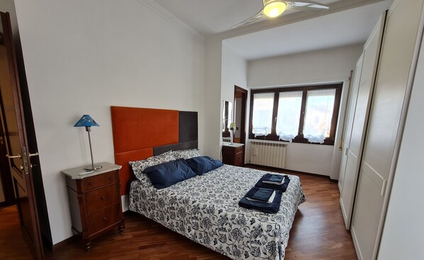 2 bedrooms, desk, iron/ironing board, travel crib