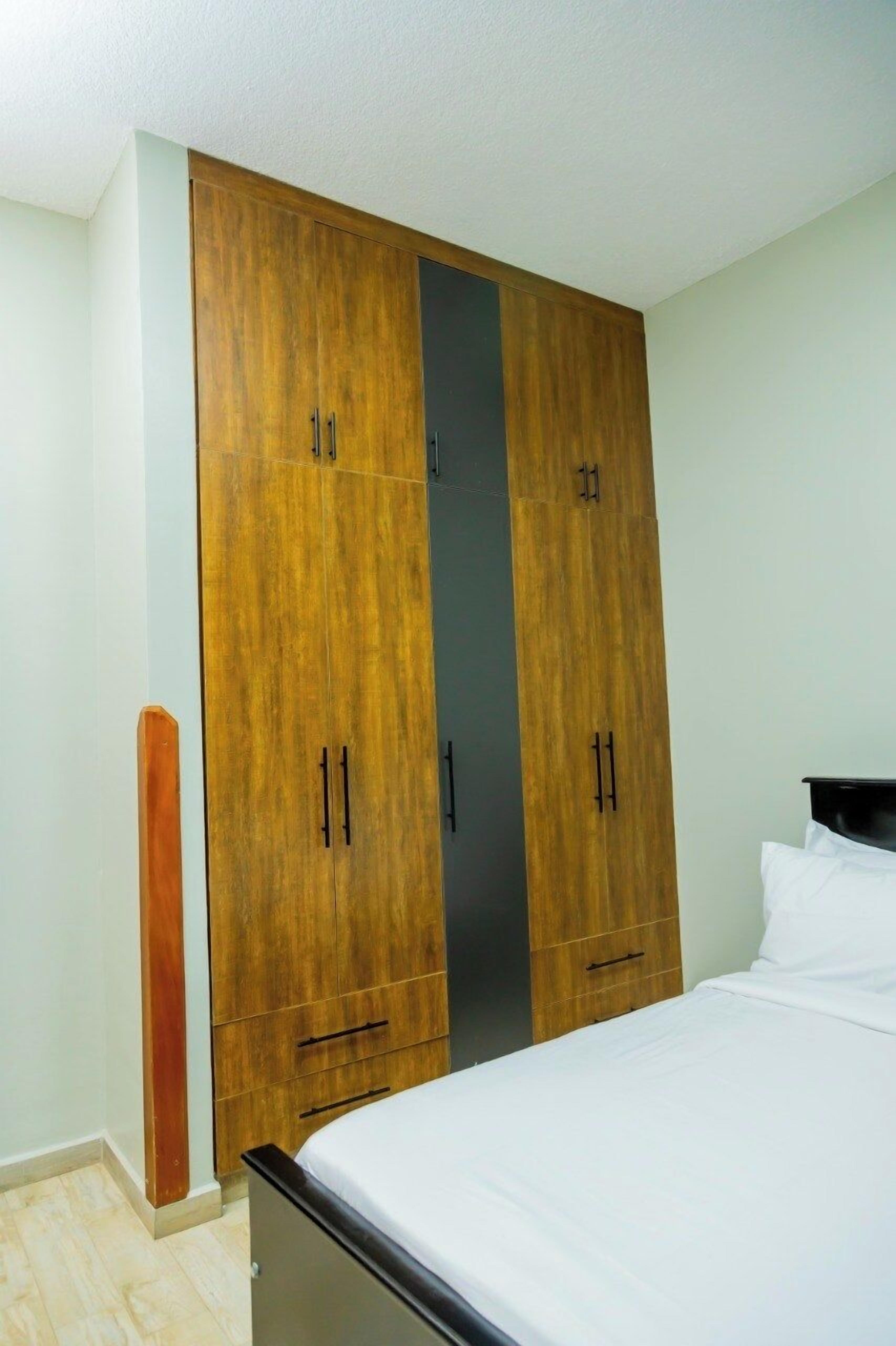 1 habitación, escritorio y espacio para trabajar con laptop 