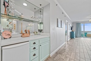 Condo, Plusieurs lits (Enclave 404) | Cuisine privée | Un four, grille-pain, essuie-tout