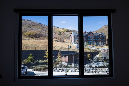 DeerValley modern studio at Pioche Village/Jordanelle gondola