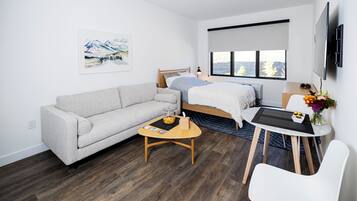 Desk, WiFi, bed sheets