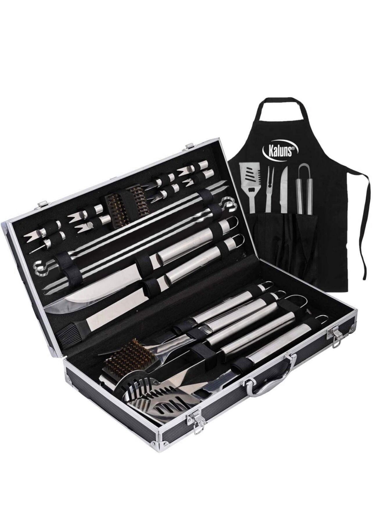 Una caja abierta que contiene un juego de utensilios de cocina, incluyendo un rallador, espátula y un juego de cuchillos, junto con un delantal negro con la marca 