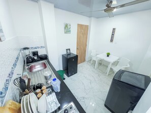 Blender, cookware/dishes/utensils