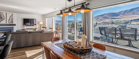 Smart TV, lareira, mesa de pingue-pongue, aparelho de som