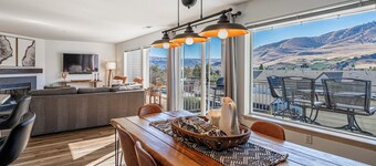 Cozy Chelan Condo, Lake & Mountain Views