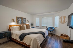 2 slaapkamers, een bureau, een strijkplank/strijkijzer, reisbedje