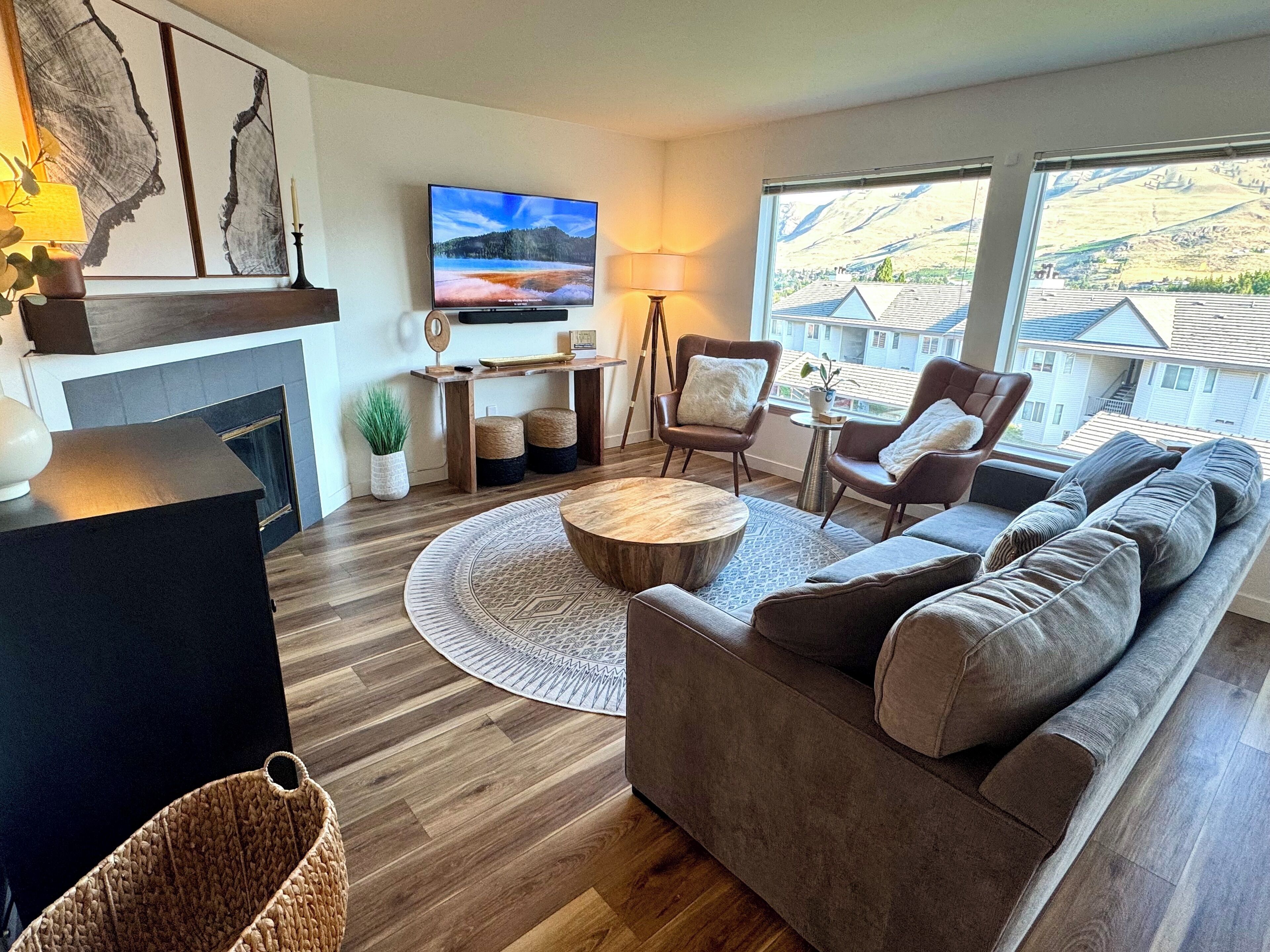 Smart TV, chimenea, tenis de mesa y estéreo 