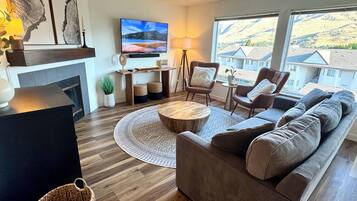 Smart TV, chimenea, tenis de mesa y estéreo